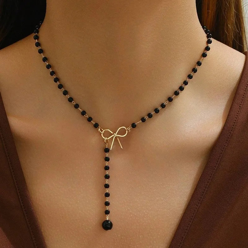 Collier Choker Perles d'Imitation & Pompons – Tendance & Féminin