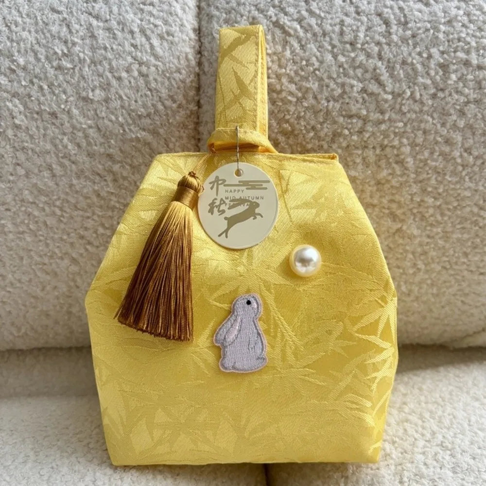 Pochette Poignet Brodée à Pompons – Style Hanfu Élégant