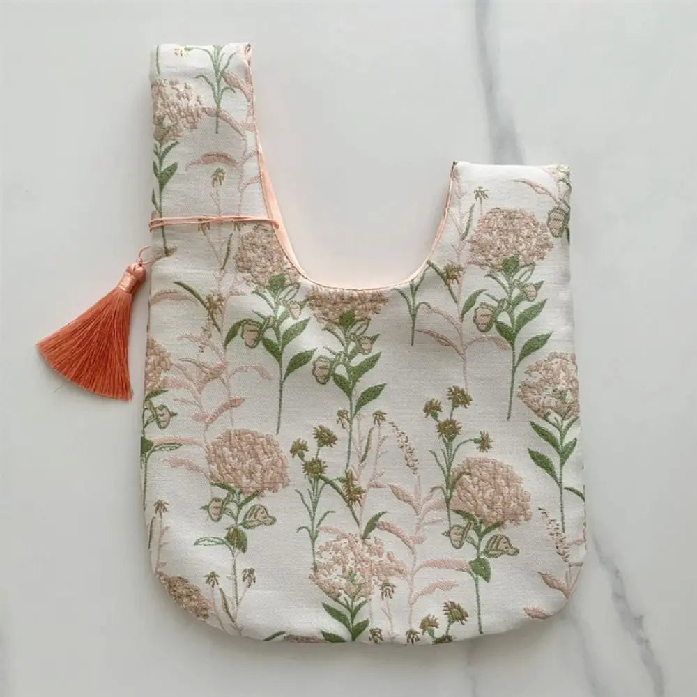 Pochette Poignet Brodée à Pompons – Style Hanfu Élégant