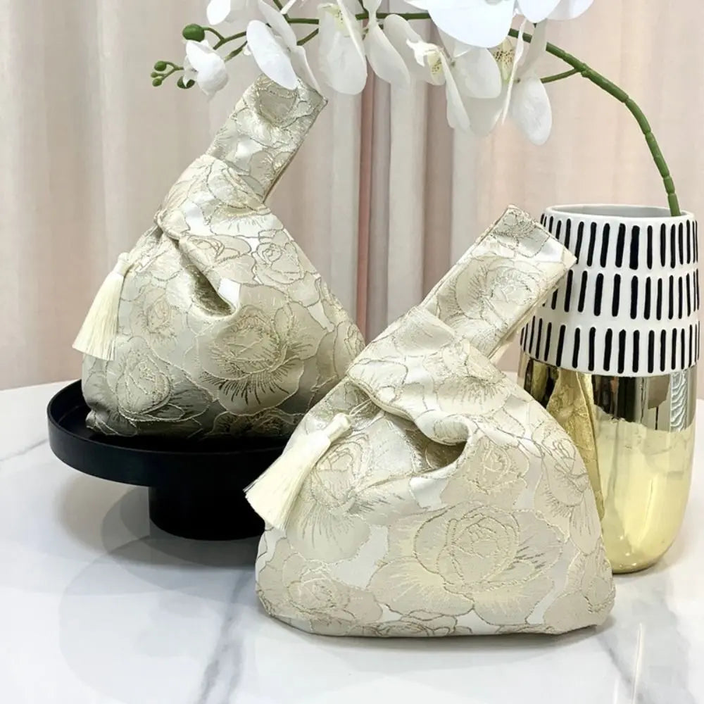 Pochette Poignet Brodée à Pompons – Style Hanfu Élégant