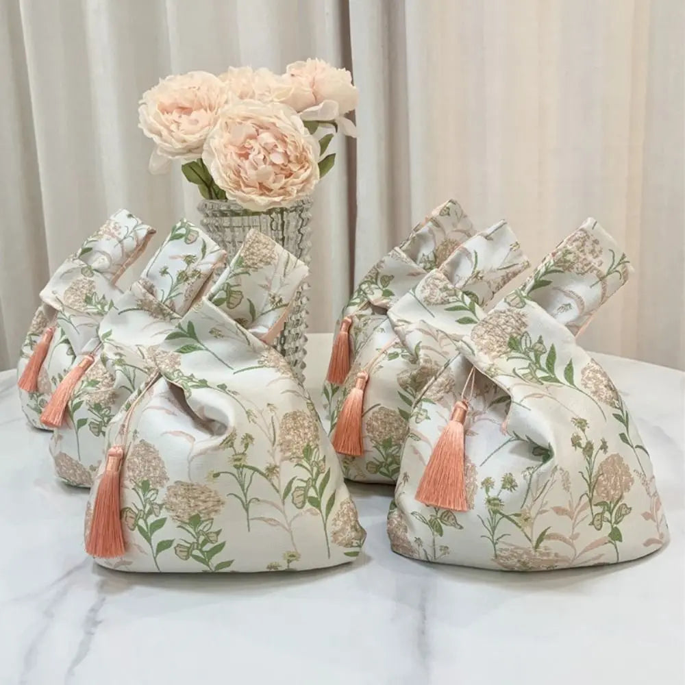Pochette Poignet Brodée à Pompons – Style Hanfu Élégant
