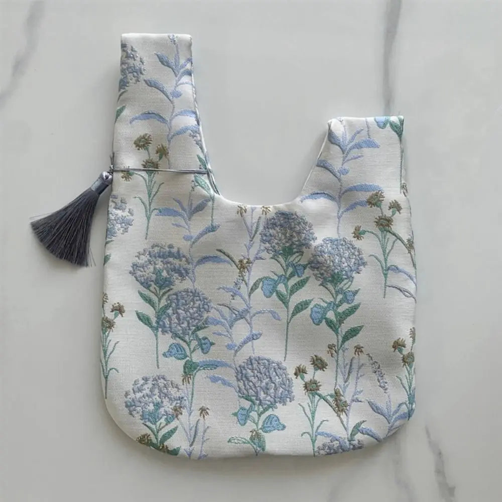 Pochette Poignet Brodée à Pompons – Style Hanfu Élégant