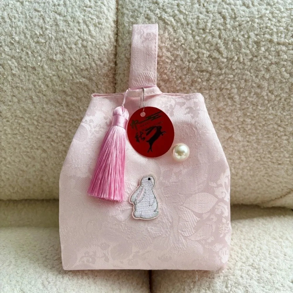 Pochette Poignet Brodée à Pompons – Style Hanfu Élégant