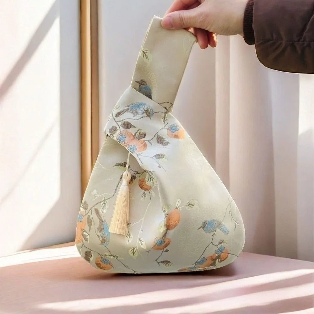Pochette Poignet Brodée à Pompons – Style Hanfu Élégant