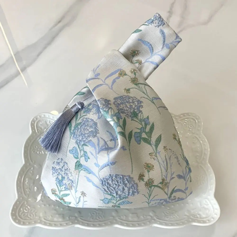 Pochette Poignet Brodée à Pompons – Style Hanfu Élégant
