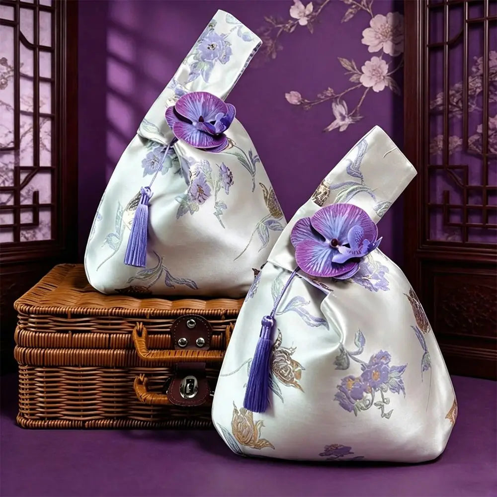 Pochette Poignet Brodée à Pompons – Style Hanfu Élégant