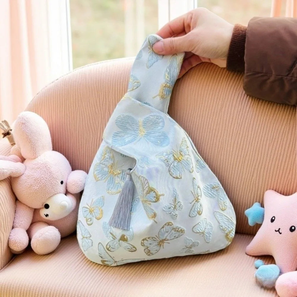 Pochette Poignet Brodée à Pompons – Style Hanfu Élégant