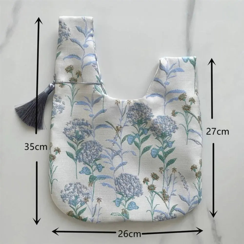 Pochette Poignet Brodée à Pompons – Style Hanfu Élégant