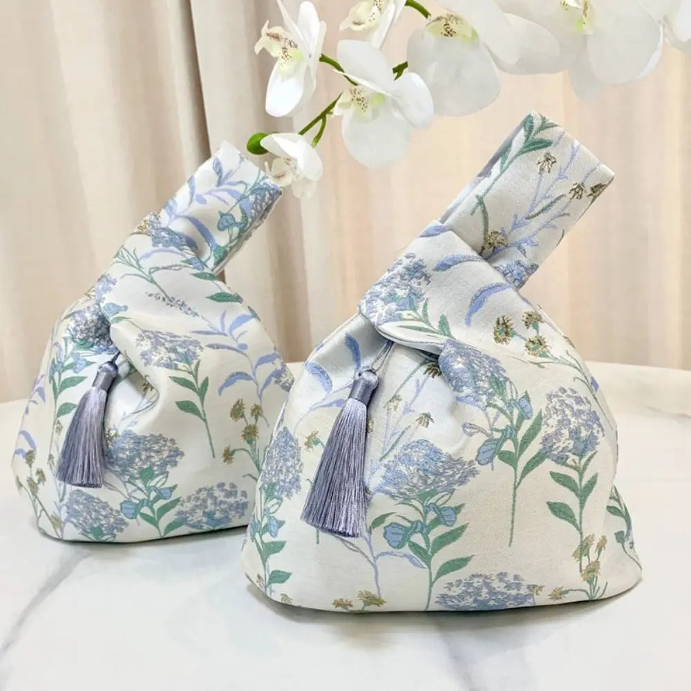Pochette Poignet Brodée à Pompons – Style Hanfu Élégant