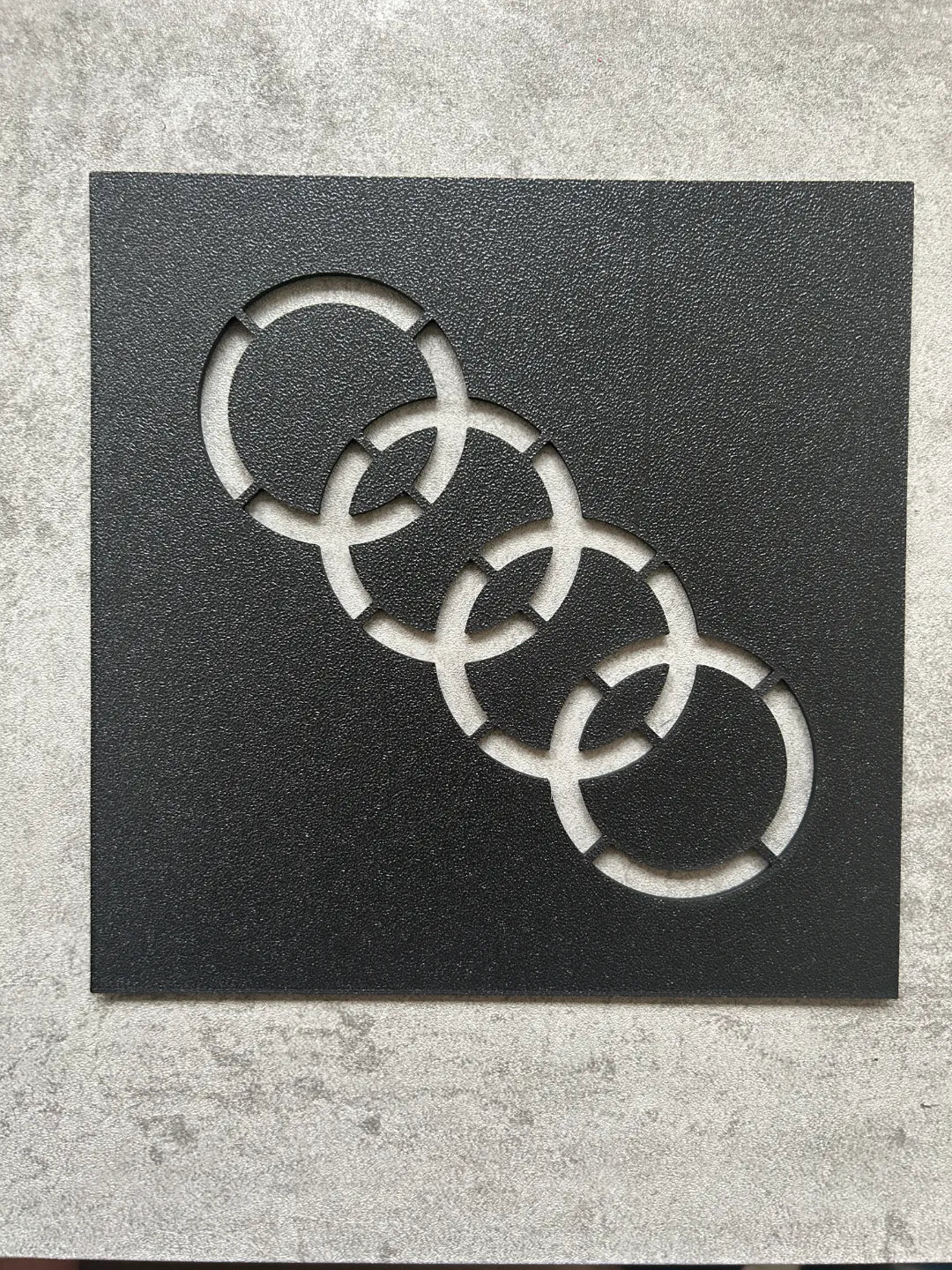 Pochoir Logo Automobile Imprimé en 3D – 18 x 18 cm – Idéal pour le Detailing