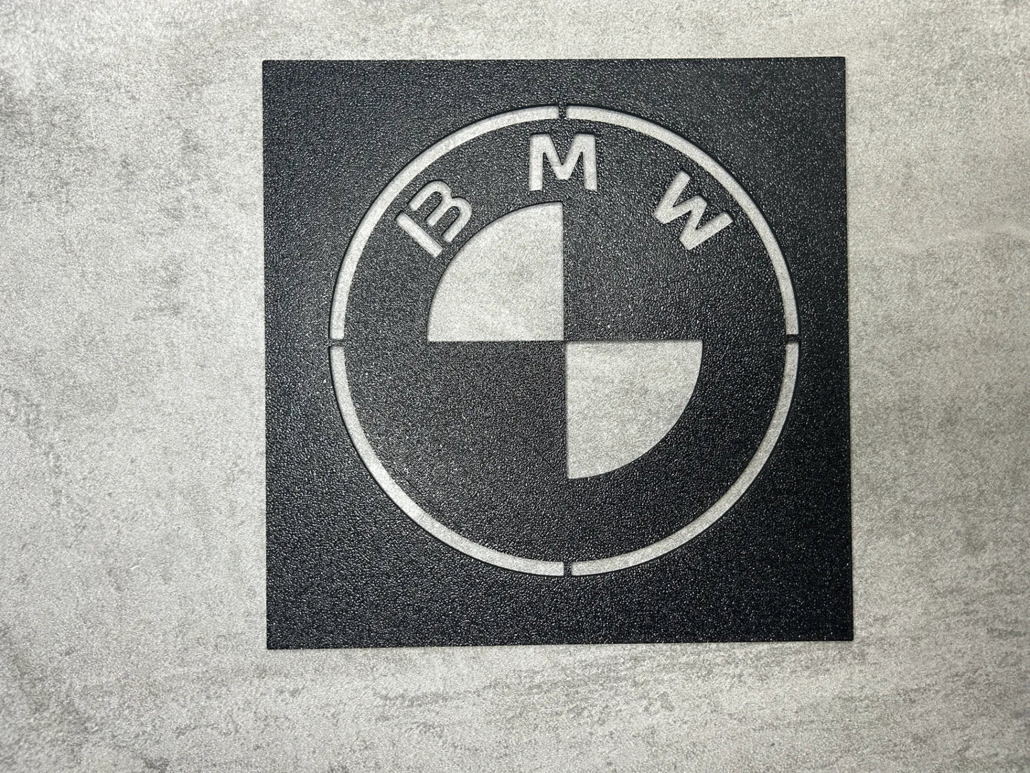 Pochoir Logo Automobile Imprimé en 3D – 18 x 18 cm – Idéal pour le Detailing