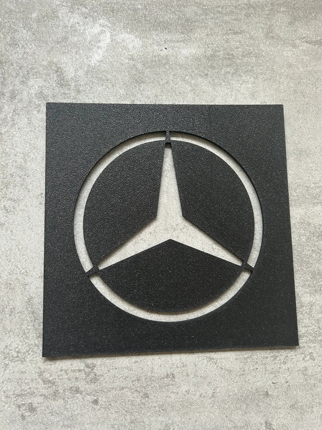 Pochoir Logo Automobile Imprimé en 3D – 18 x 18 cm – Idéal pour le Detailing