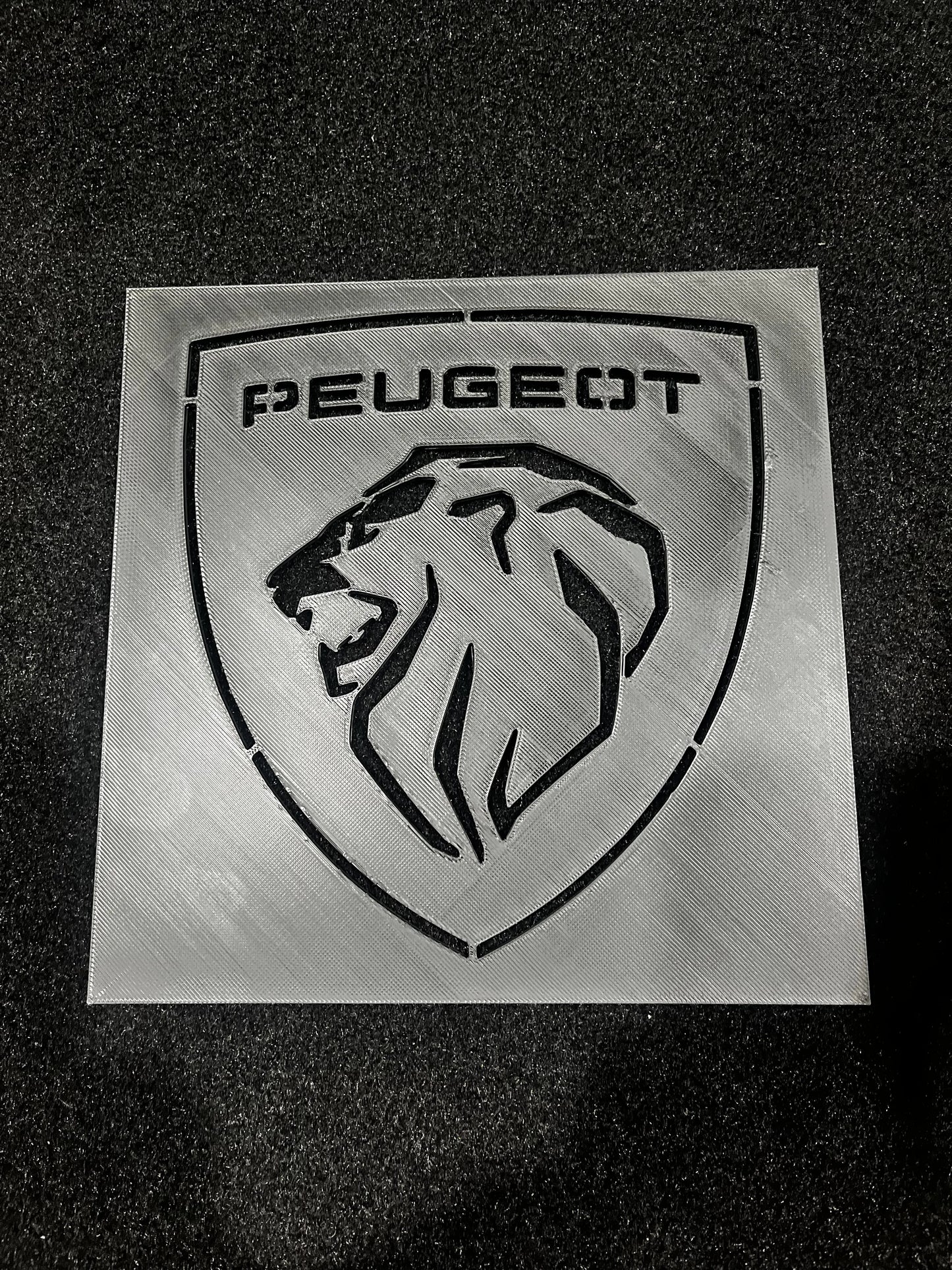 Pochoir Logo Automobile Imprimé en 3D – 18 x 18 cm – Idéal pour le Detailing