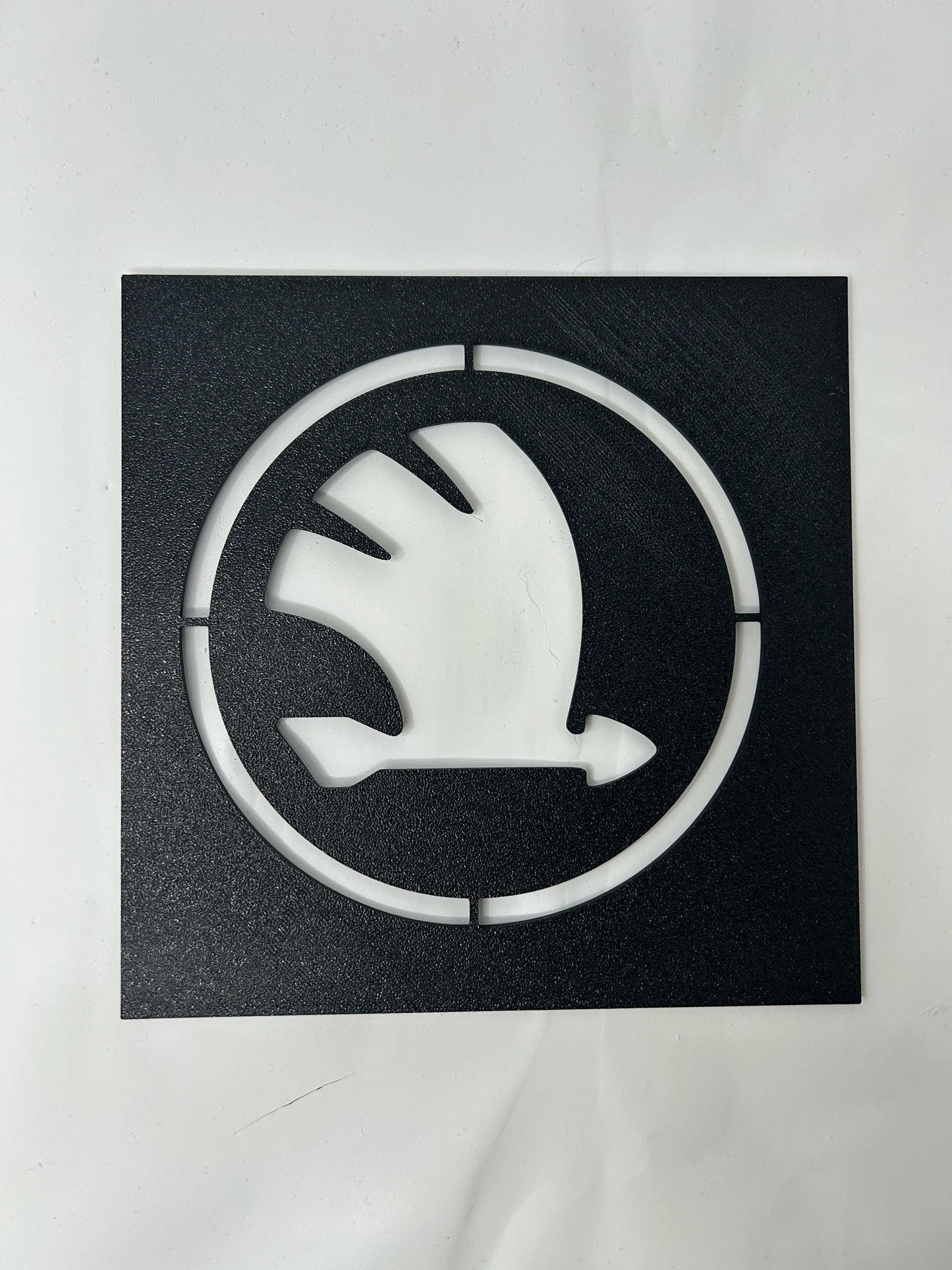 Pochoir Logo Automobile Imprimé en 3D – 18 x 18 cm – Idéal pour le Detailing