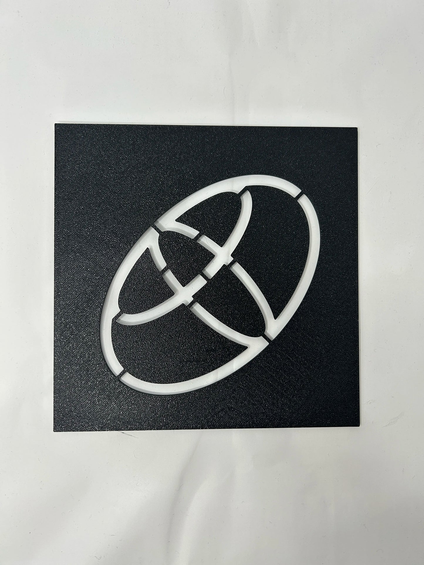 Pochoir Logo Automobile Imprimé en 3D – 18 x 18 cm – Idéal pour le Detailing